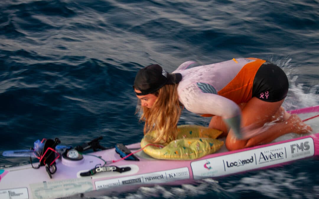 PC TERRE IN SEIGNOSSE EXCHANGES WITH THE WATERWOMEN IN THE MIDDLE OF THE PACIFIC